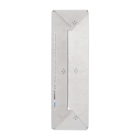 Ein länglicher, silberner Umschlag mit gefalteten Ecken und einem schmalen Öffnungsbereich in der Mitte.