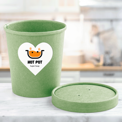 Grüner Suppenbecher mit einem Herz-Logo und der Aufschrift "HOT POT Super Soup", daneben ein passender Deckel.