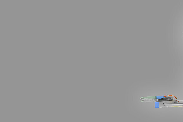 Ein Gerät zur Verarbeitung von Materialien mit zwei großen Spulen, einem digitalen Display und verschiedenen Steuerungselementen.