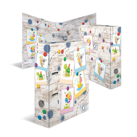 Bunte Ordner mit Illustrationen von Pflanzen, Booten und Tieren, dekoriert mit bunten Magneten und einem Holzdesign.