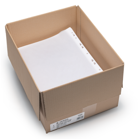 Ein Karton mit gelochten, weißen Blättern, die ordentlich gestapelt sind. Der Karton ist beschriftet und zeigt die Marke "HERMA".